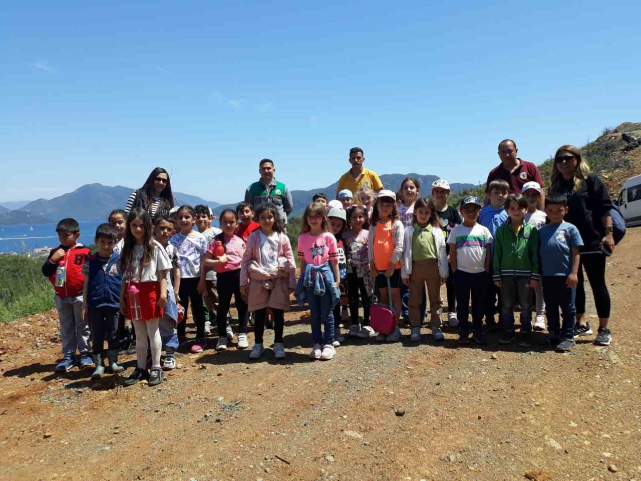 İlköğretim öğrencileri yanan alanlara tohum topu attı