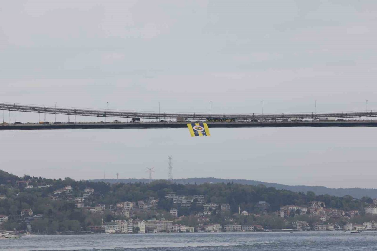 İstanbul’da köprülere Fenerbahçe bayrakları asıldı