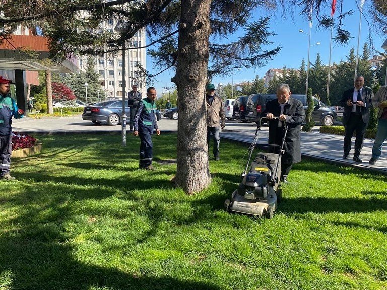 Başkan Büyükkılıç’tan belediye parkında bahar mesaisi