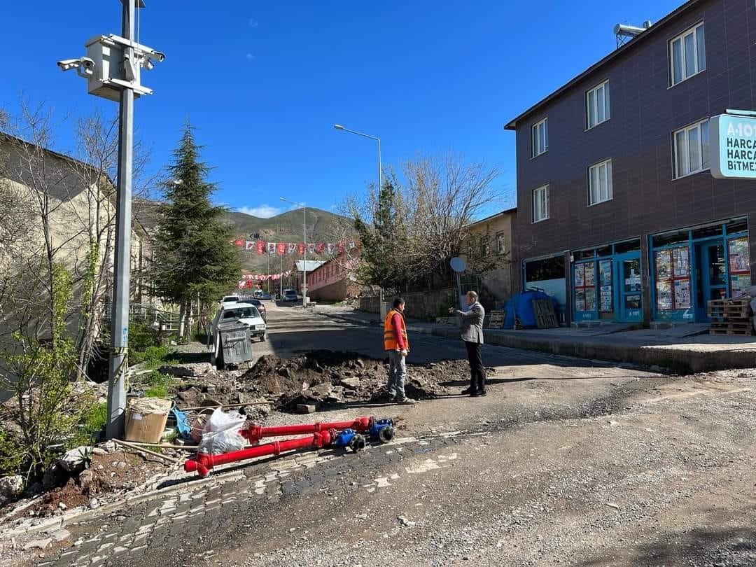 Kiğı’nın bütün cadde ve sokaklarına yangın vanası yapılmaya başlandı