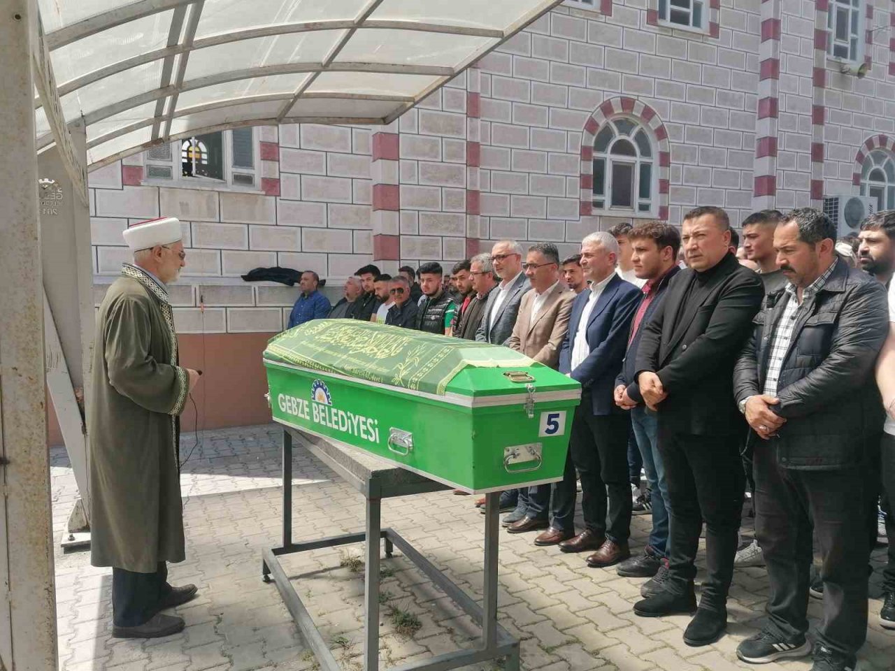 Kendisini kargocu olarak tanıtan şüpheli tarafından öldürülmüştü, defnedildi