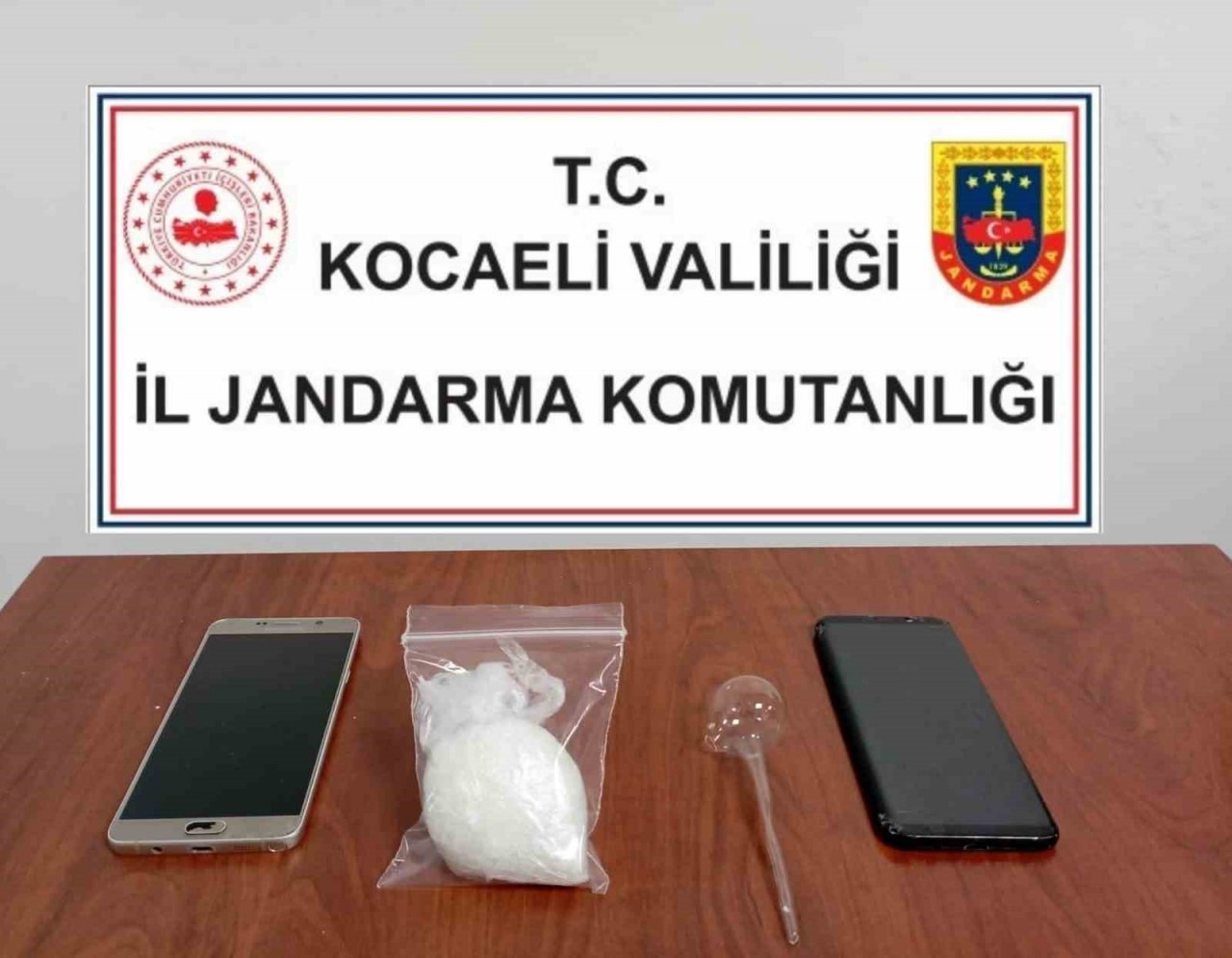 Araçlarında uyuşturucu bulunan 3 şüpheliye gözaltı