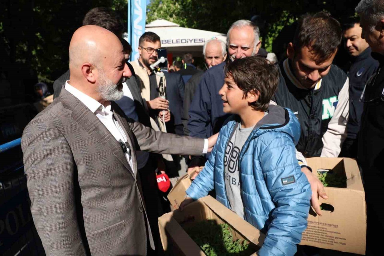 Domates fidesi alabilmek için uzun kuyruklar oluşturdular