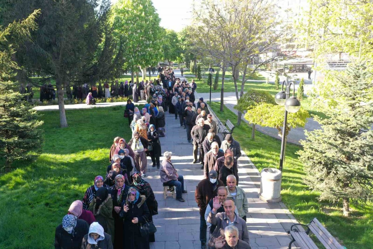 Domates fidesi alabilmek için uzun kuyruklar oluşturdular