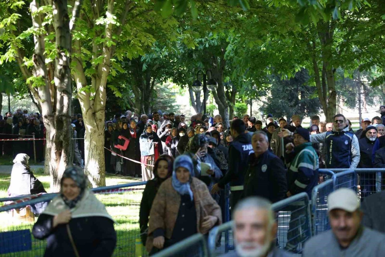 Domates fidesi alabilmek için uzun kuyruklar oluşturdular