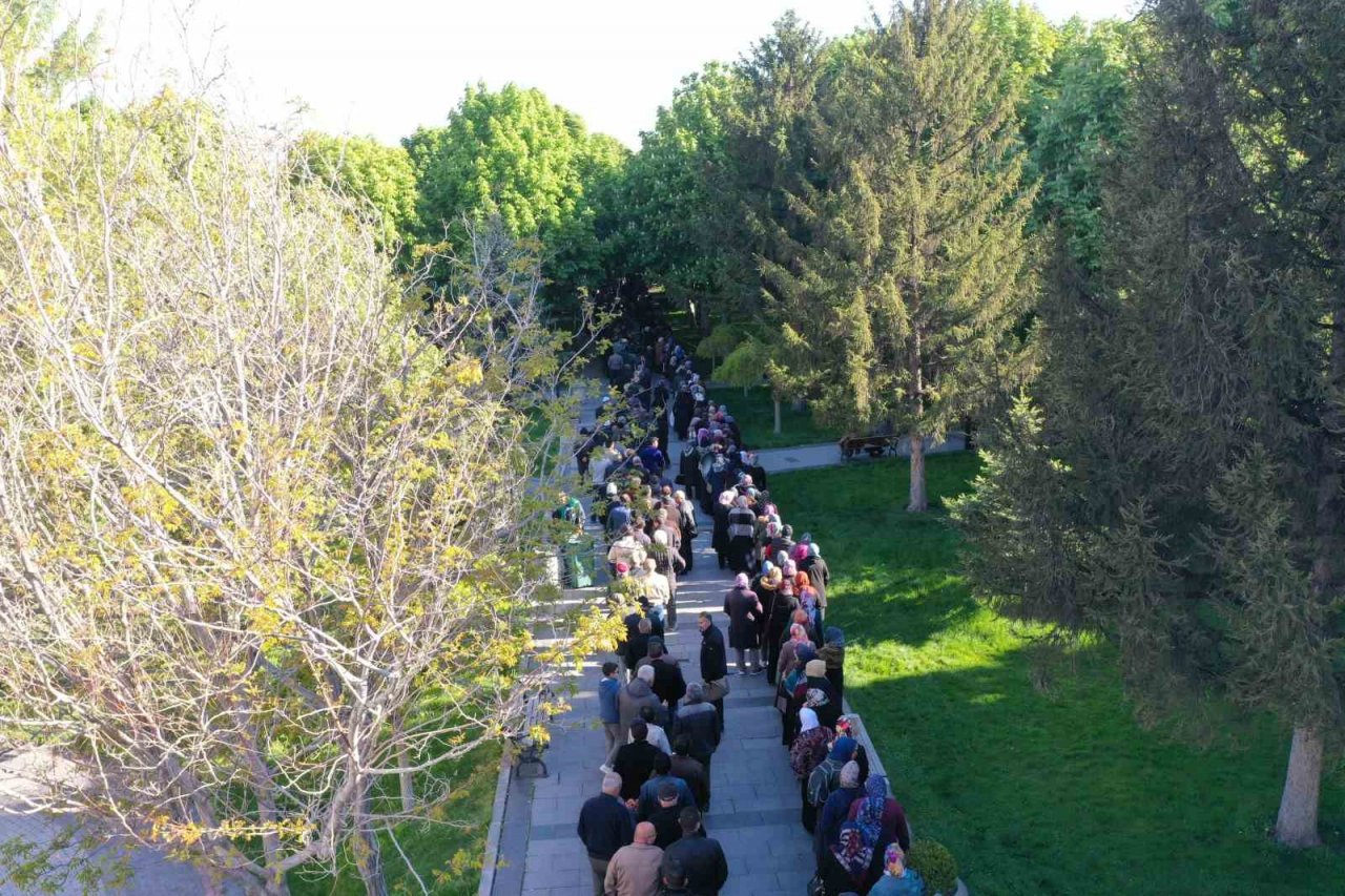 Domates fidesi alabilmek için uzun kuyruklar oluşturdular