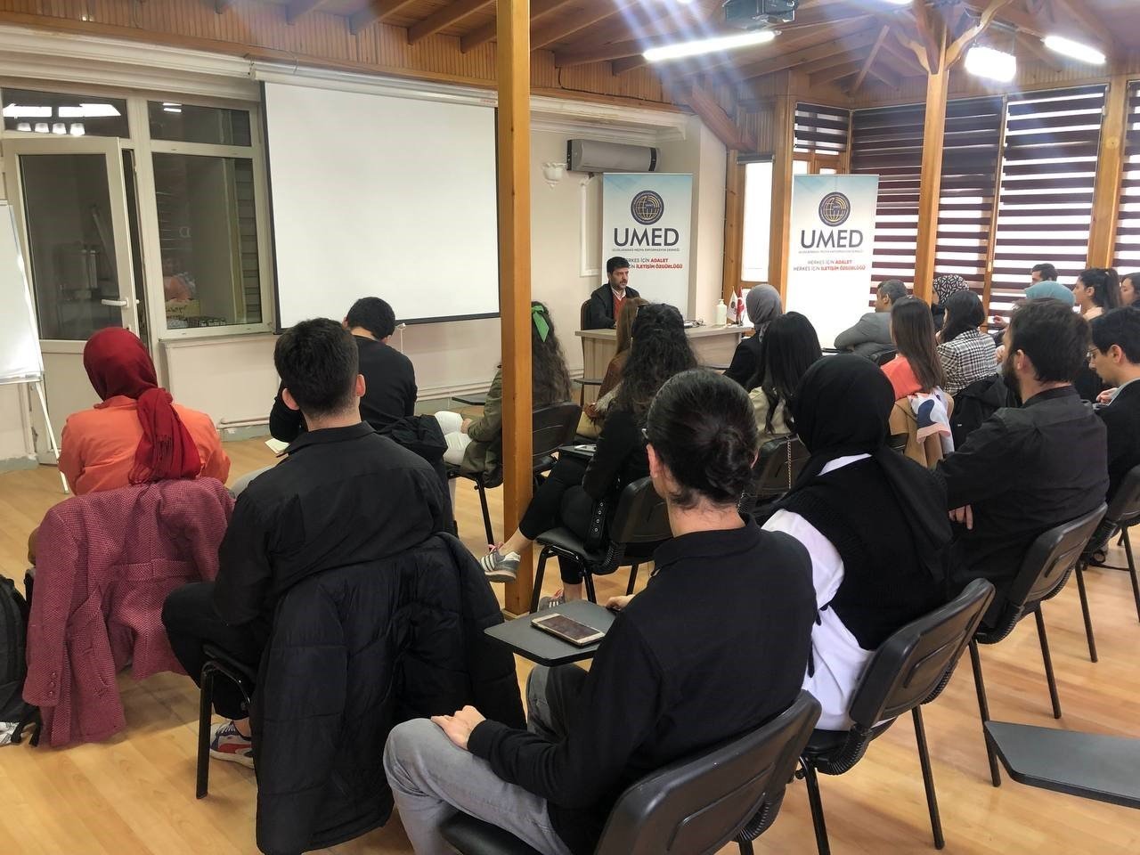 Genç iletişimciler tecrübeli isimlerden kriz ve afet dönemlerinde haberciliği öğrendi