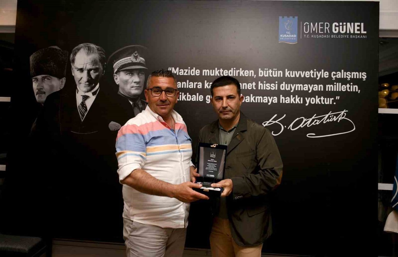 Kuşadası Belediyesi emekli olan çalışanlarını onurlandırdı