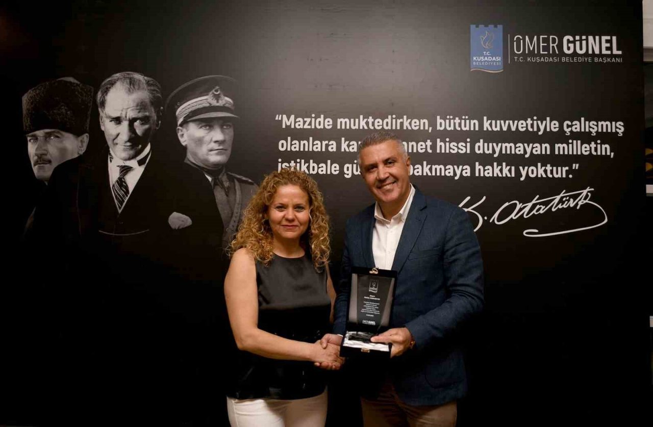 Kuşadası Belediyesi emekli olan çalışanlarını onurlandırdı