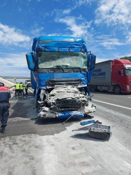 Kuzey Marmara’da feci kaza: Kargo tırının şoförü hayatını kaybetti