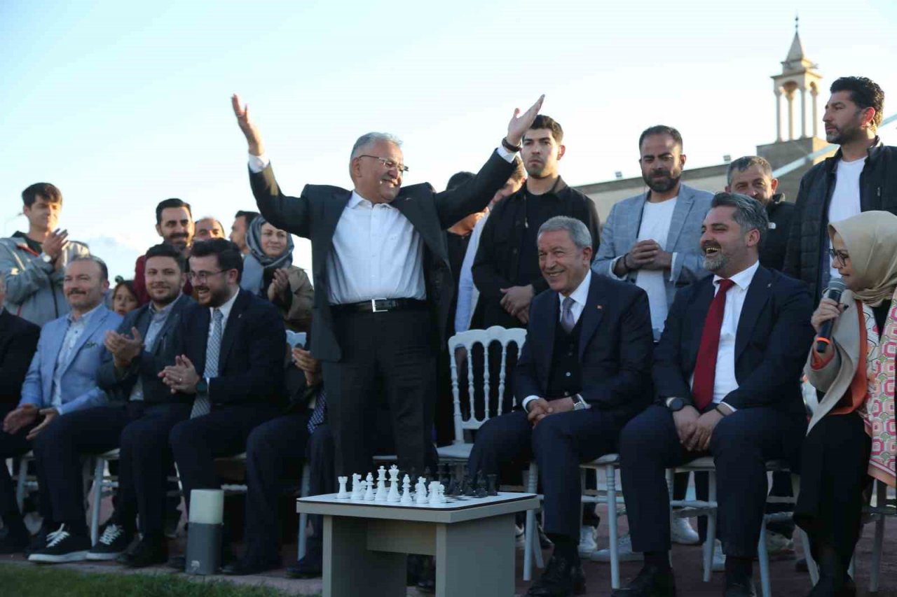 Bakan Akar’dan gençlerle keyifli buluşma