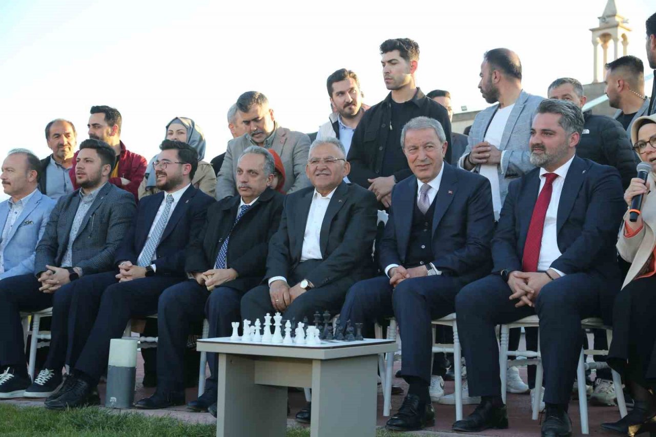 Bakan Akar’dan gençlerle keyifli buluşma