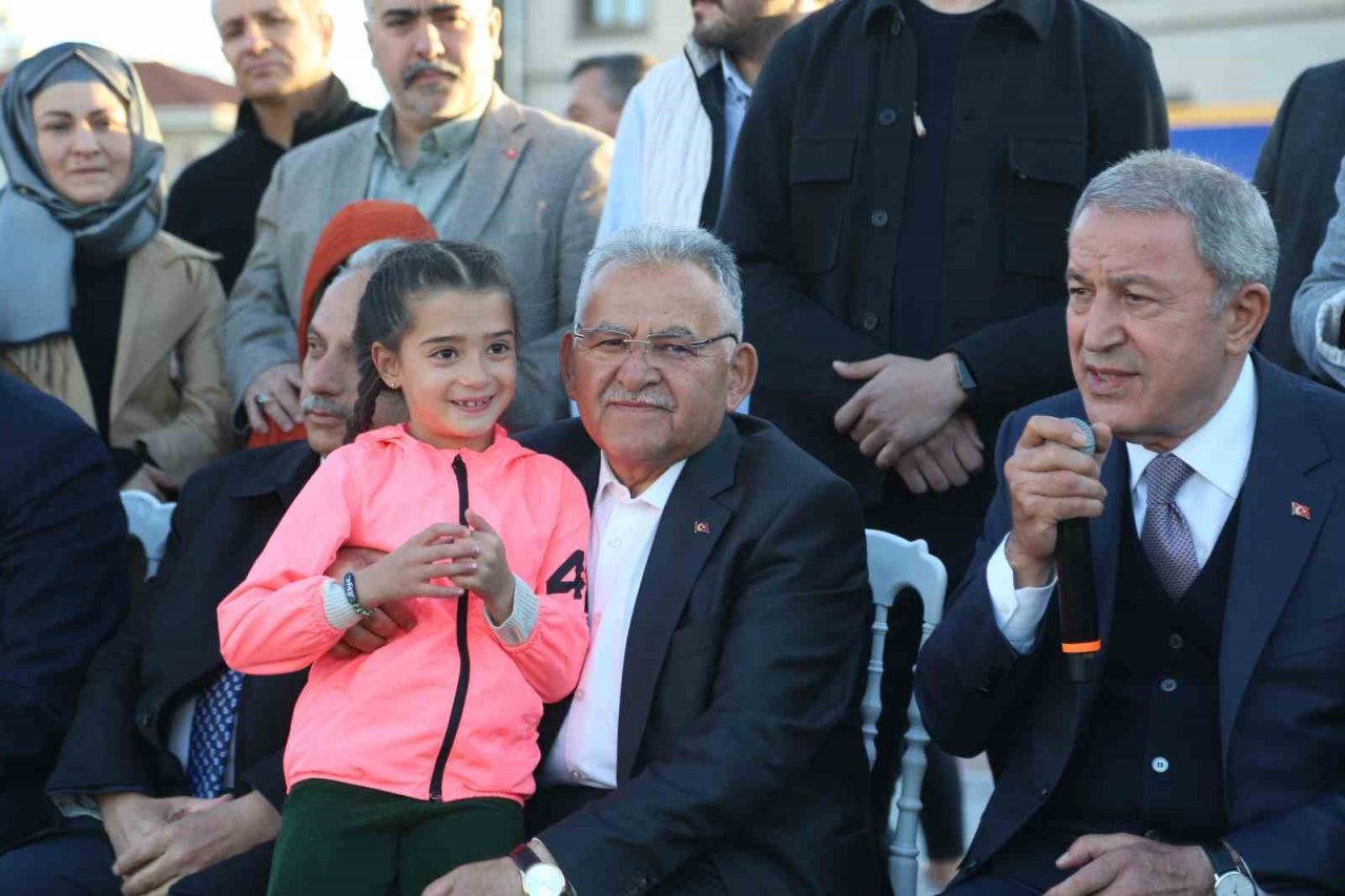 Bakan Akar’dan gençlerle keyifli buluşma