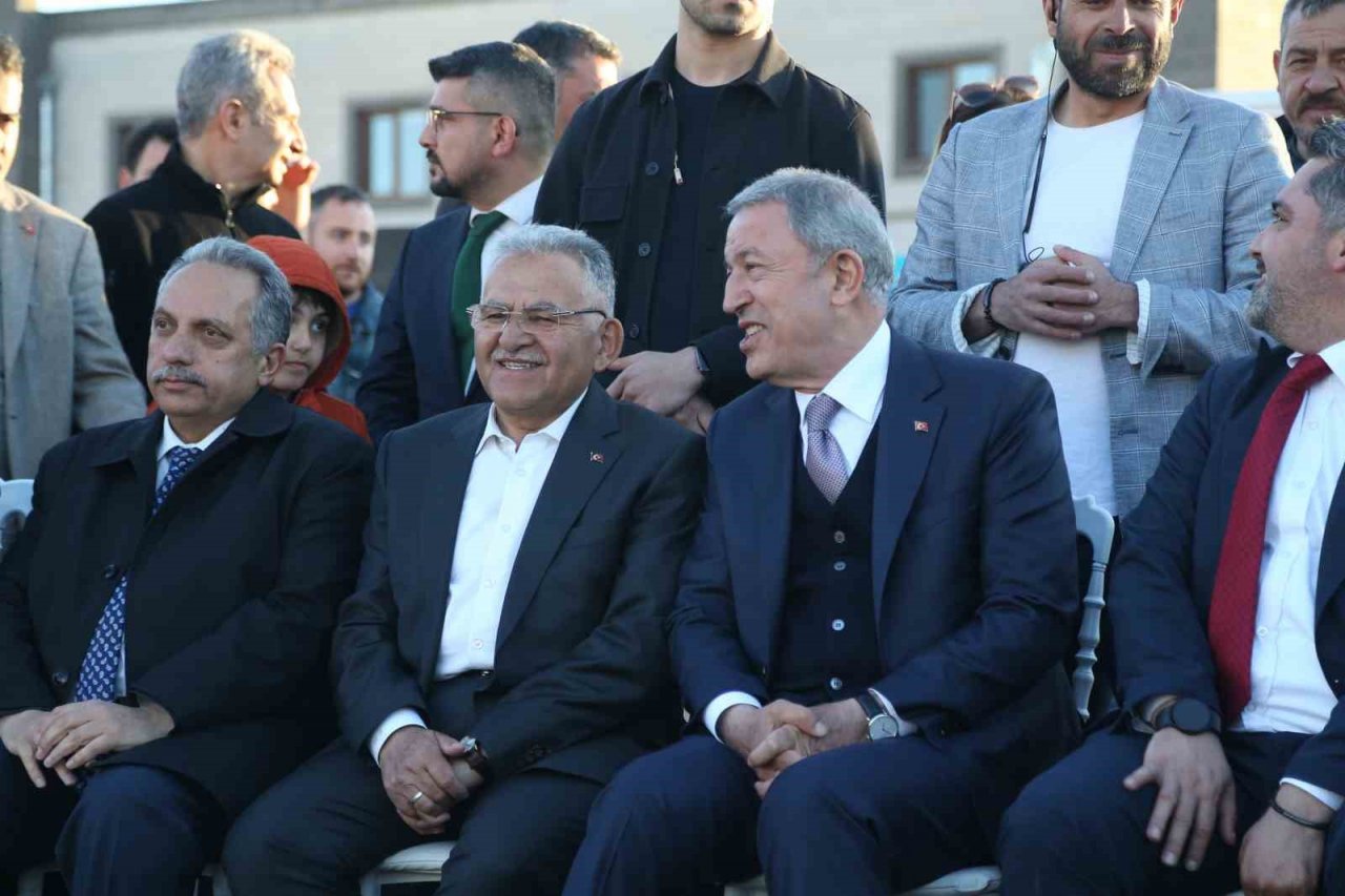 Bakan Akar’dan gençlerle keyifli buluşma