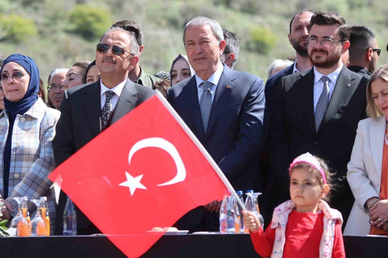 Bakan Akar: “Bu bebek katilleri serbest bırakılırsa, teröristlerin taleplerine ‘evet’ denilirse bu memleket 20 sene geriye dönecek”