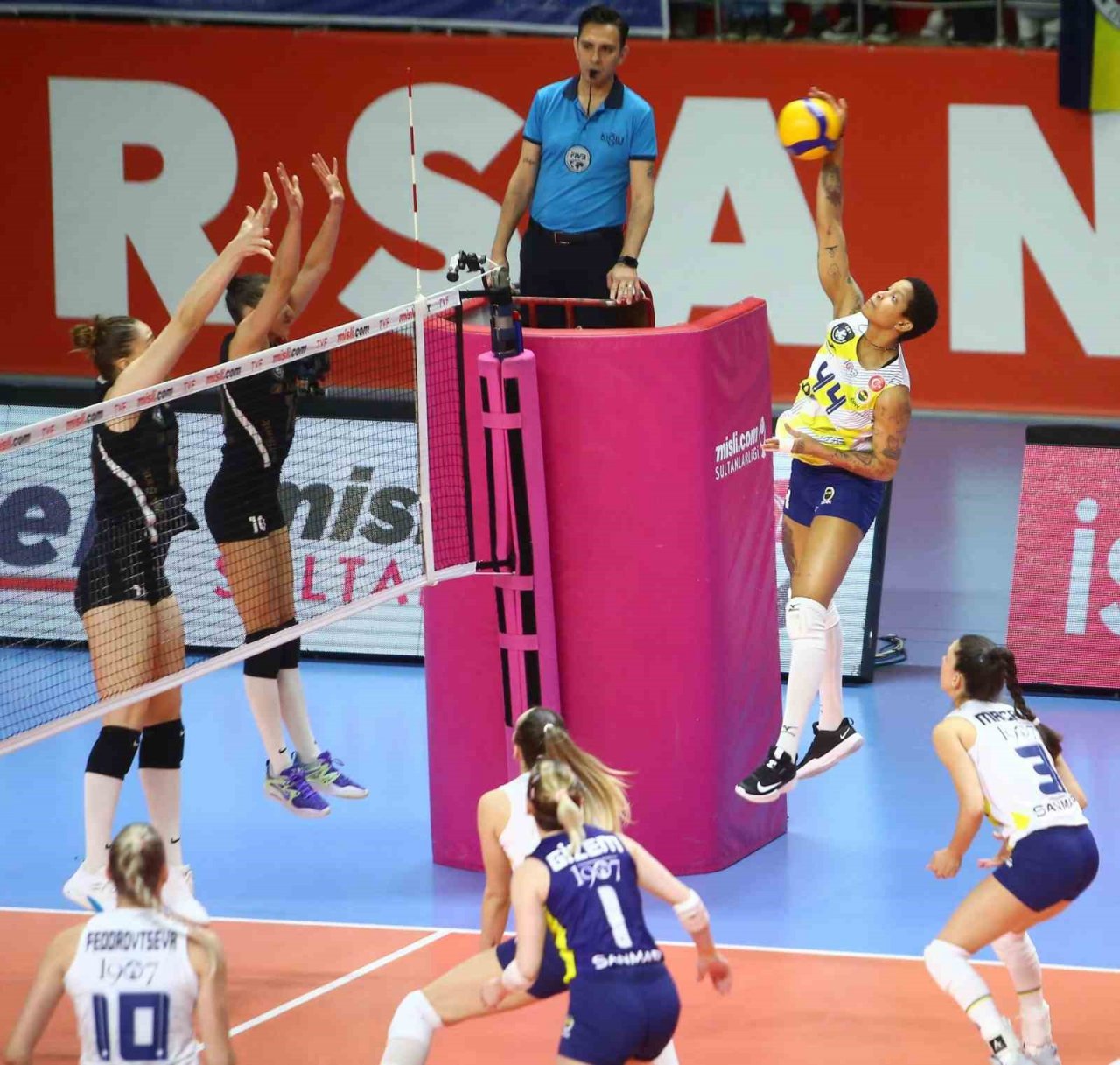 Fenerbahçe, seride 1-0 öne geçti