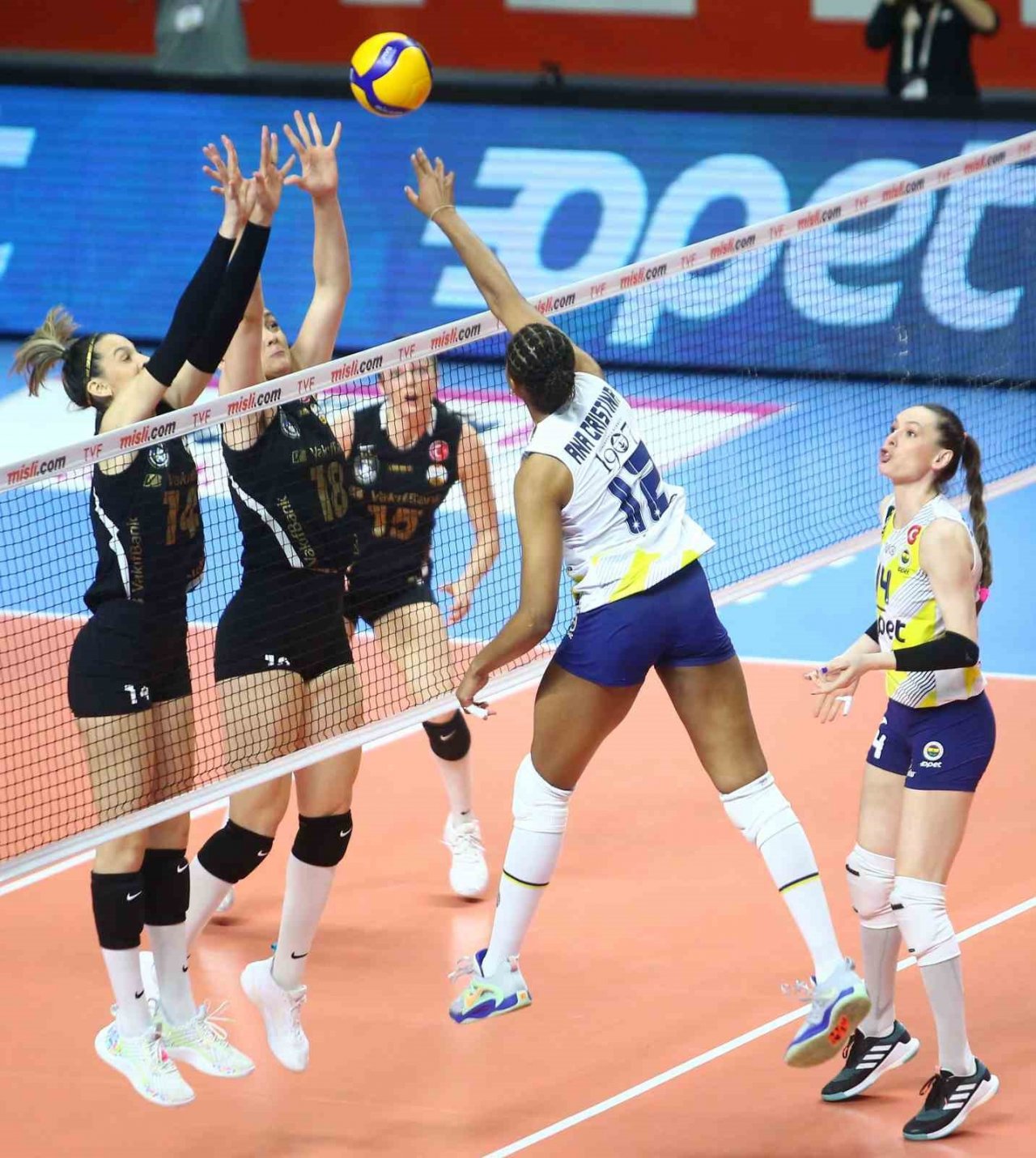 Fenerbahçe, seride 1-0 öne geçti