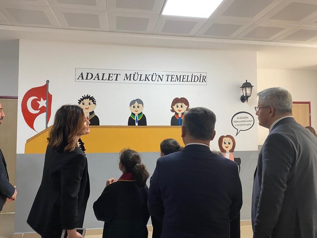 Ortaokulda ‘Hukuk Sokağı’ açıldı