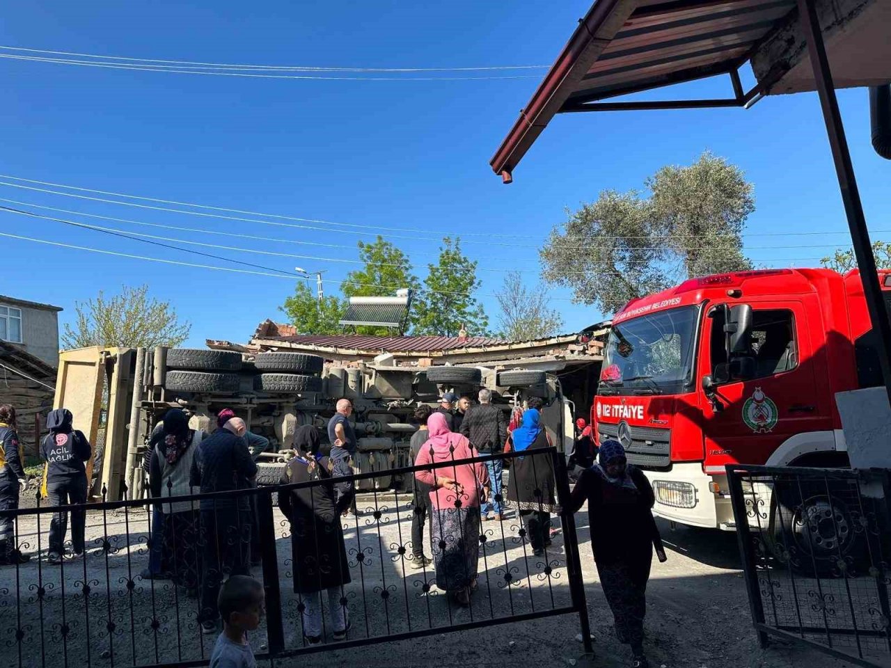 Freni patlayan taş yüklü kamyon evi yıktı