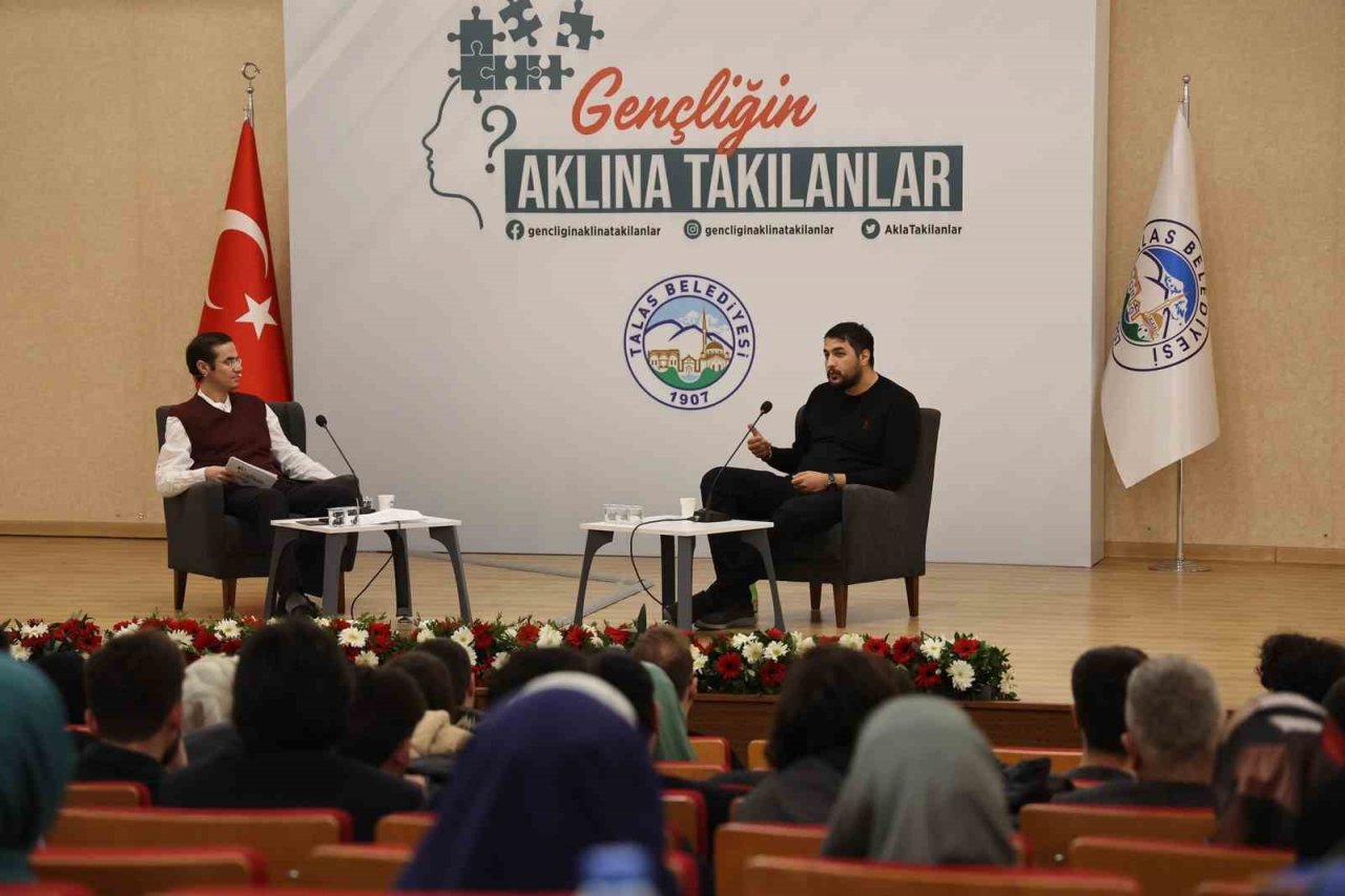 ‘Gençliğin Aklına Takılanlar’ı bu ay Altay Cem Meriç cevapladı