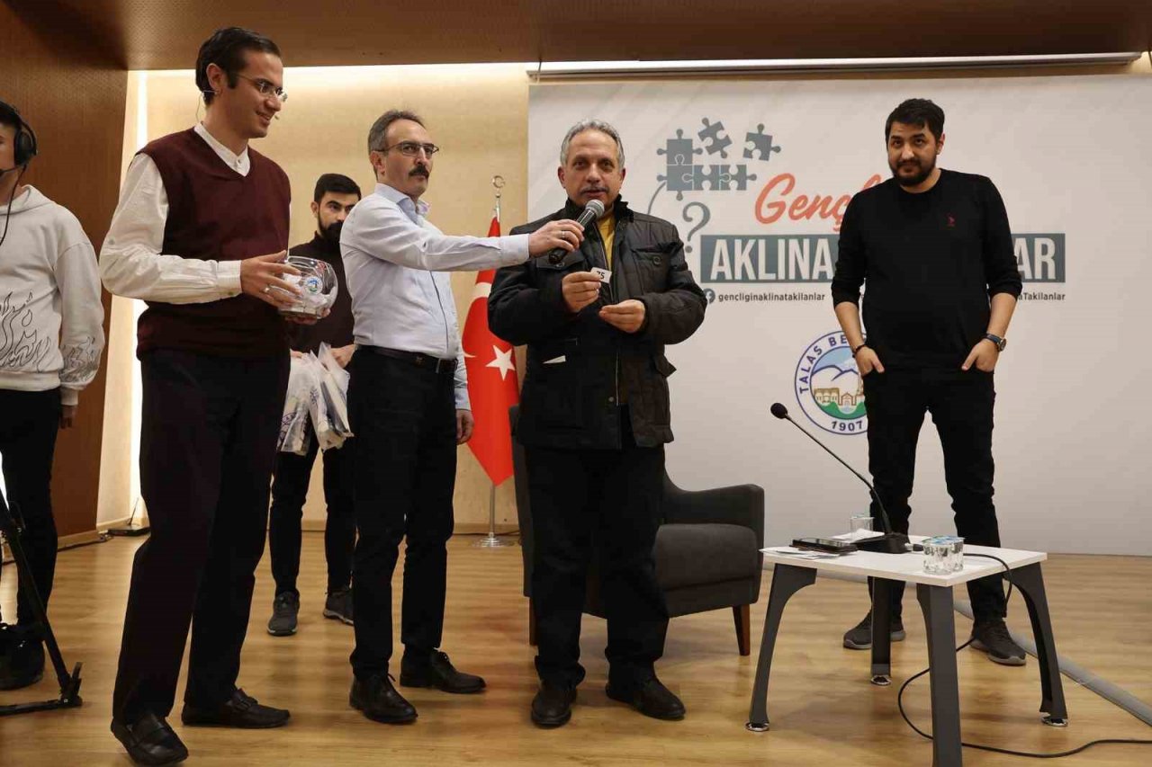 ‘Gençliğin Aklına Takılanlar’ı bu ay Altay Cem Meriç cevapladı