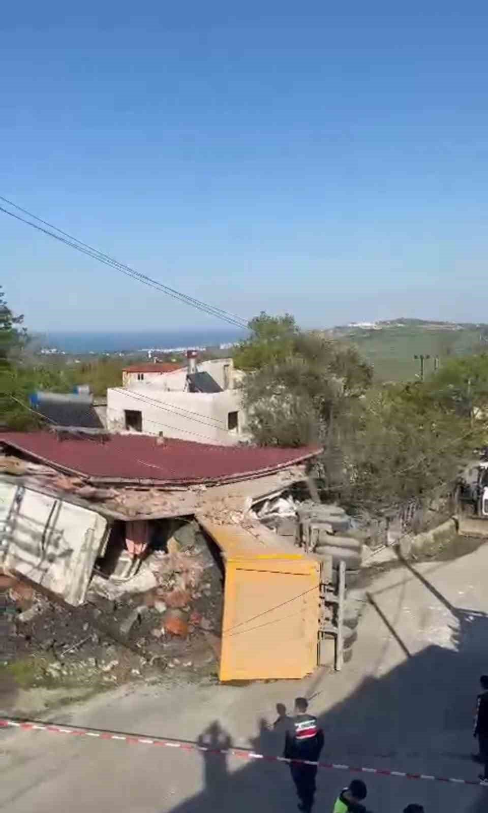 Freni patlayan taş yüklü kamyon evi yıktı