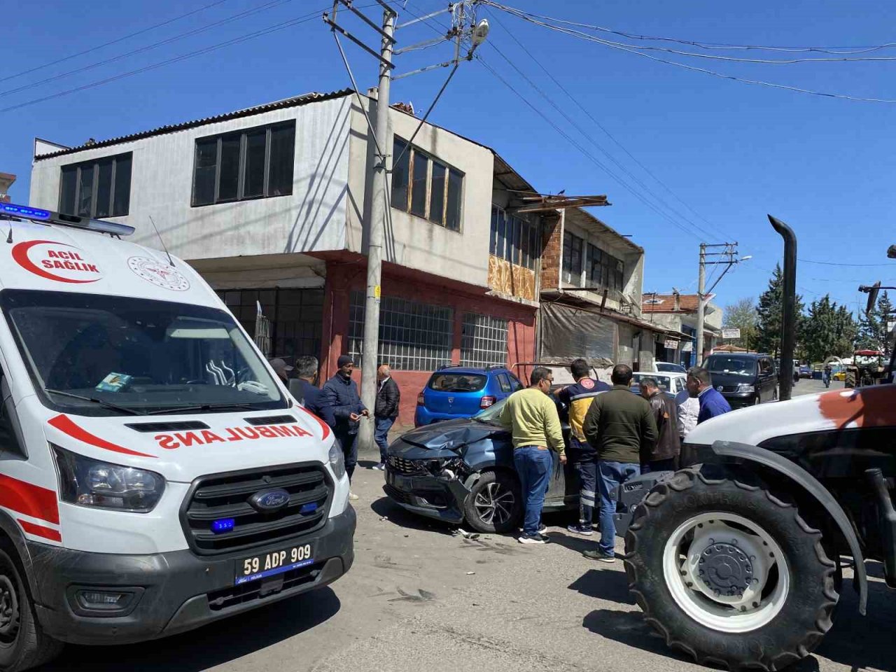 Traktörle otomobilin çarpıştığı yaralamalı kaza kamerada