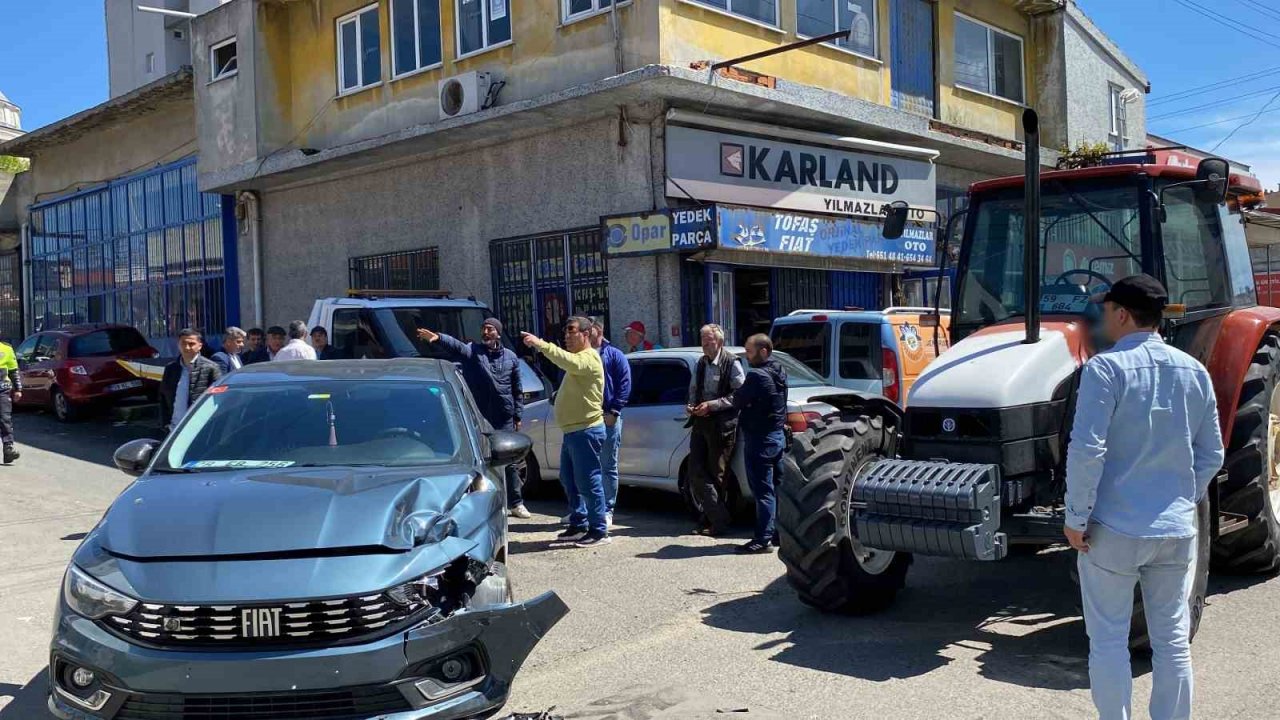 Traktörle otomobilin çarpıştığı yaralamalı kaza kamerada