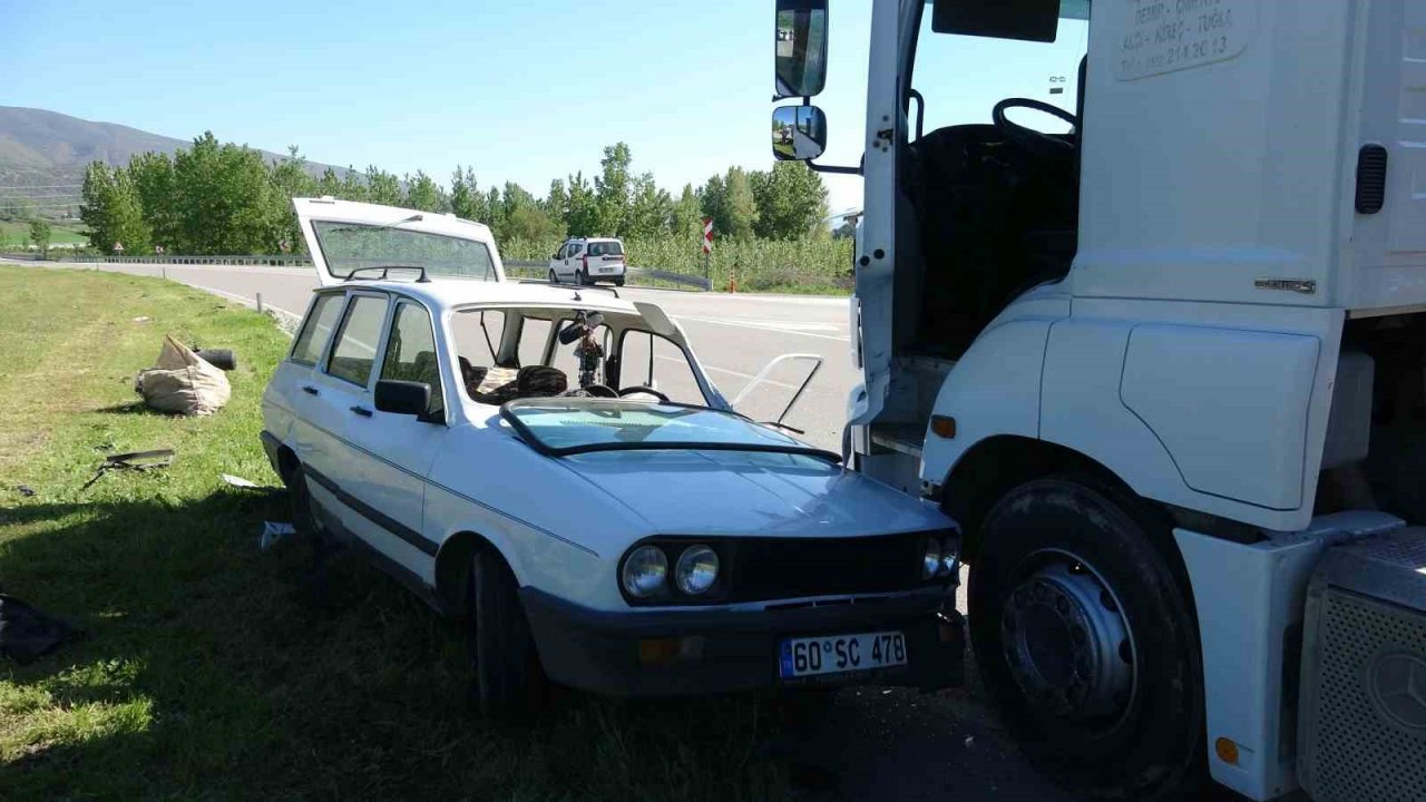 Tokat’ta tır ile otomobil çarpıştı:3 yaralı