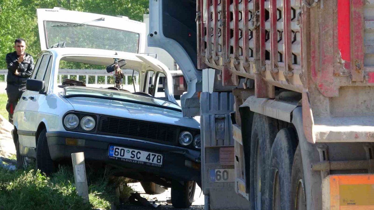 Tokat’ta tır ile otomobil çarpıştı:3 yaralı