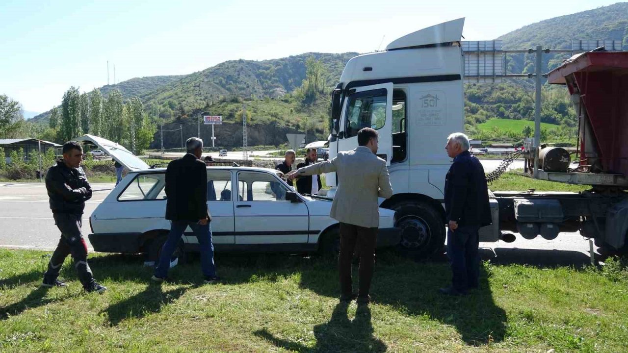 Tokat’ta tır ile otomobil çarpıştı:3 yaralı
