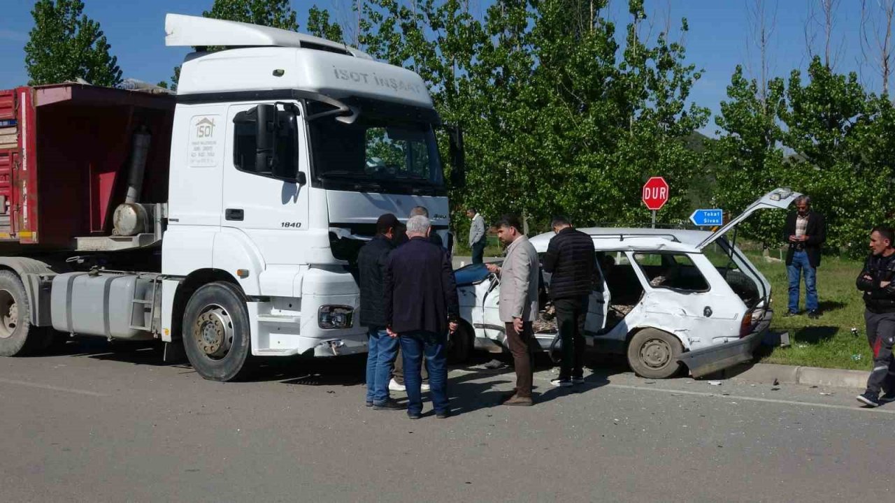Tokat’ta tır ile otomobil çarpıştı:3 yaralı