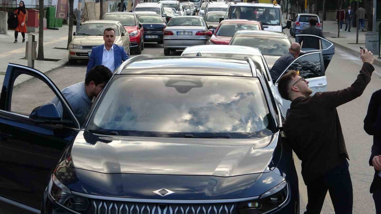 Isparta Belediye Başkanı Şükrü Başdeğirmen Togg’la şehir turu attı
