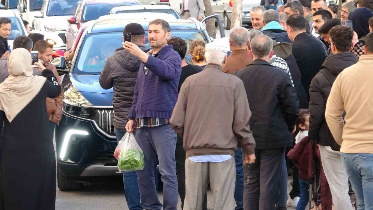 Isparta Belediye Başkanı Şükrü Başdeğirmen Togg’la şehir turu attı