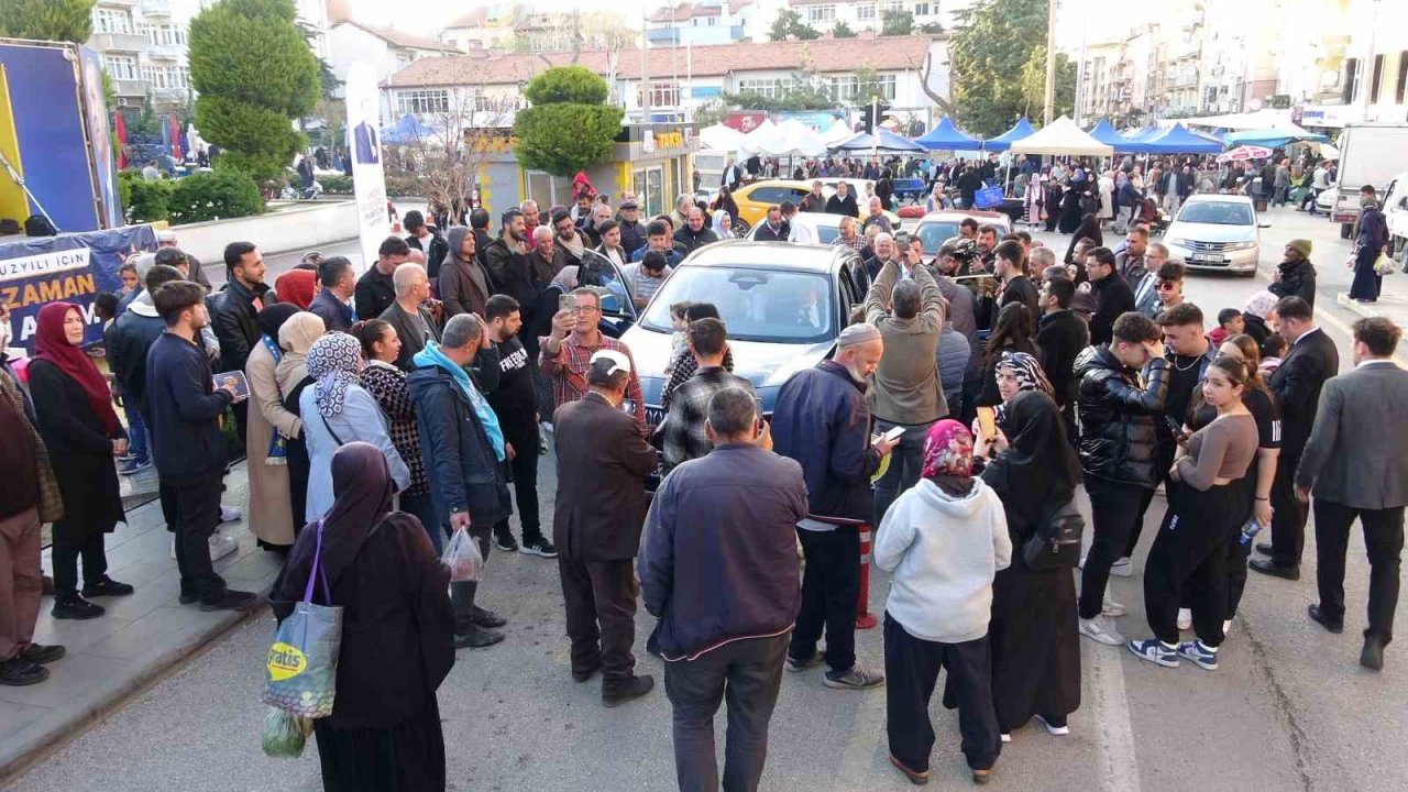 Isparta Belediye Başkanı Şükrü Başdeğirmen Togg’la şehir turu attı