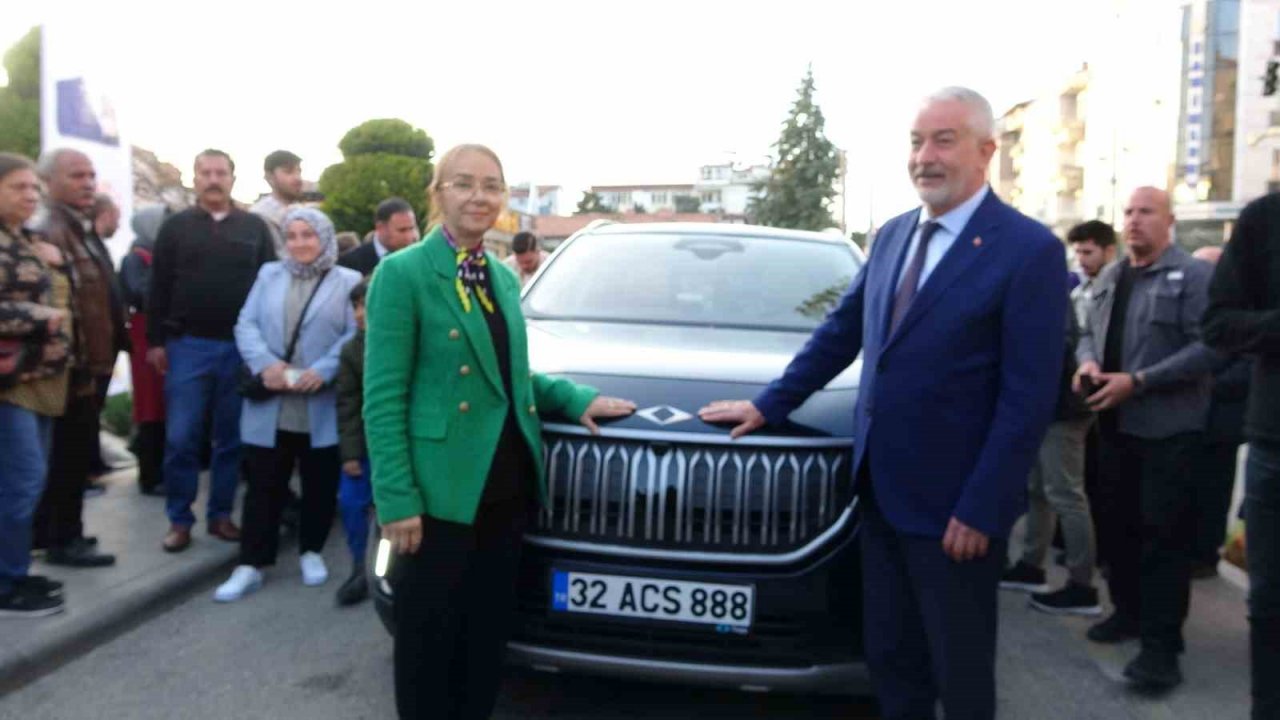 Isparta Belediye Başkanı Şükrü Başdeğirmen Togg’la şehir turu attı