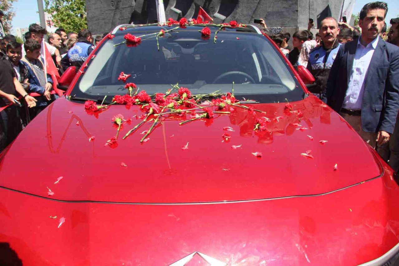 TOGG ilk kez Gazianteplilerle buluştu, yoğun ilgi nedeniyle ilerleyemedi