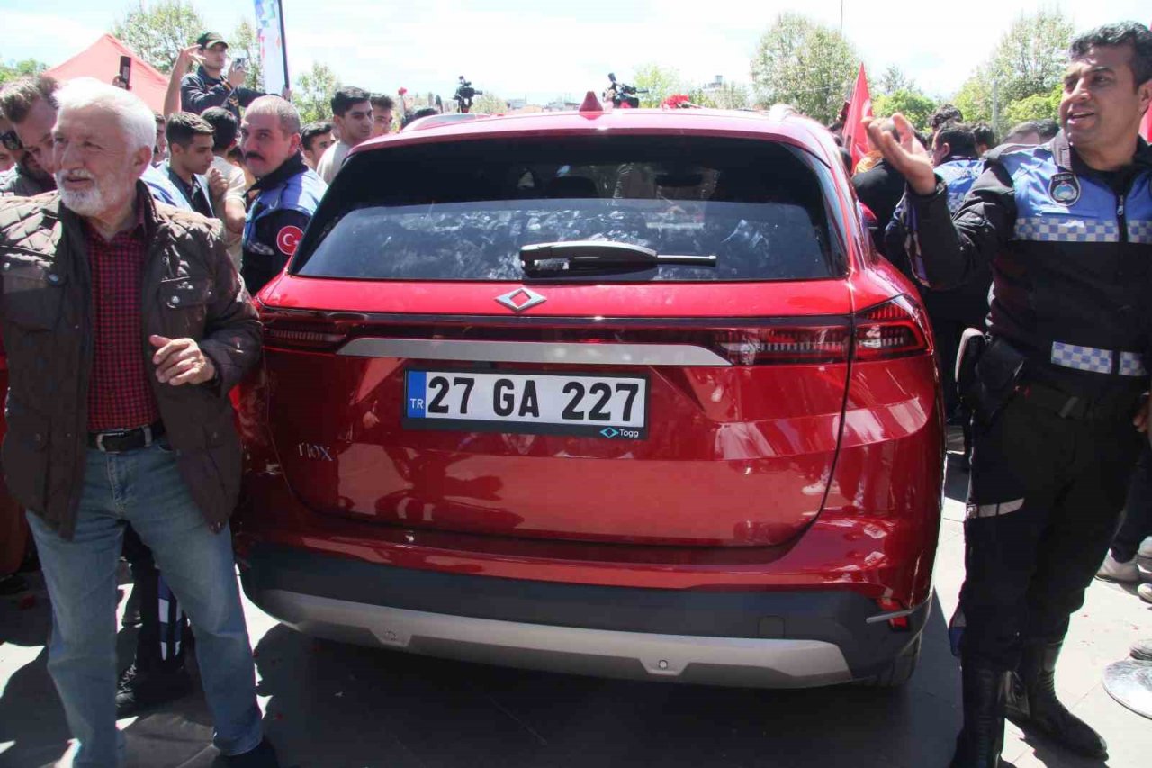 TOGG ilk kez Gazianteplilerle buluştu, yoğun ilgi nedeniyle ilerleyemedi