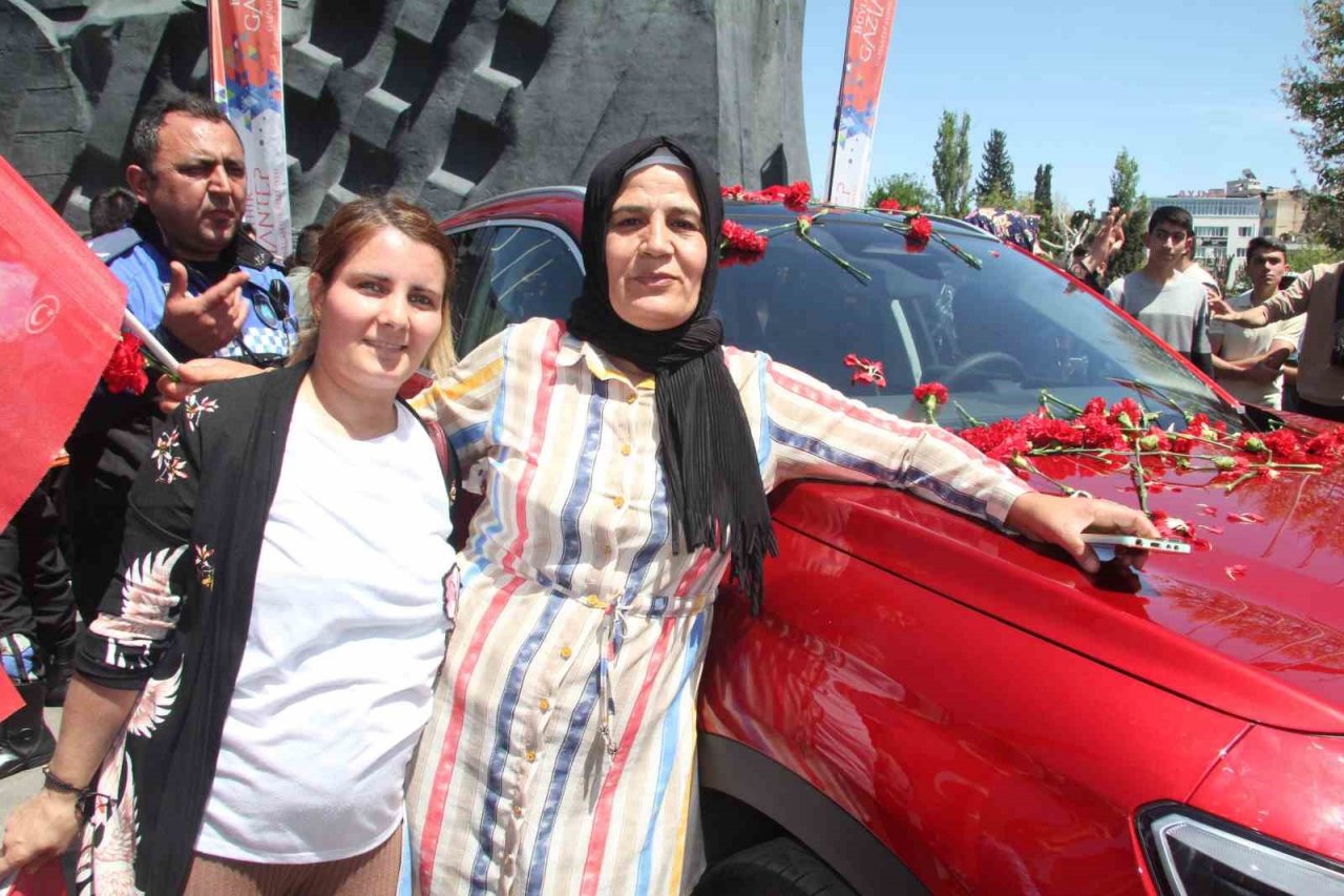 TOGG ilk kez Gazianteplilerle buluştu, yoğun ilgi nedeniyle ilerleyemedi