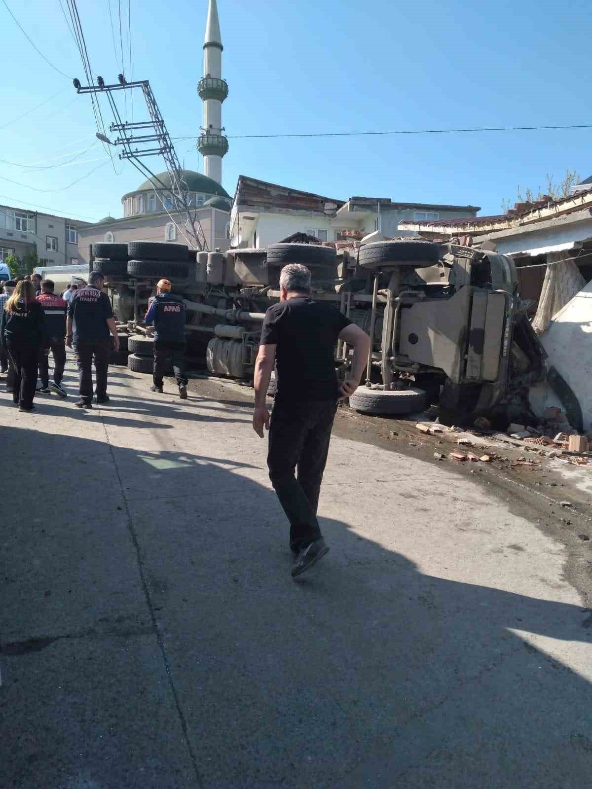 Freni patlayan taş yüklü kamyon evi yıktı