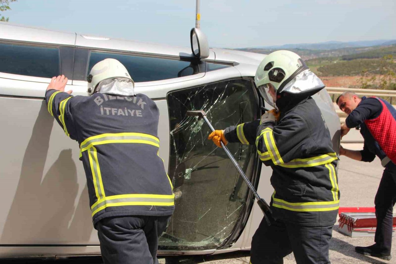 Yemin töreni sonrası trafik kazasına karıştı, olay yerine gelen annesi fenalık geçirdi