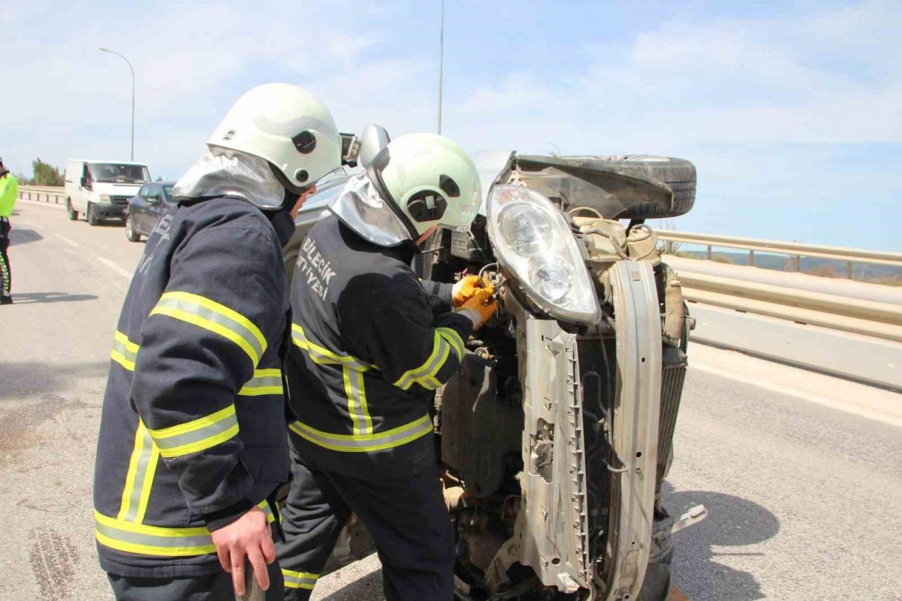 Yemin töreni sonrası trafik kazasına karıştı, olay yerine gelen annesi fenalık geçirdi