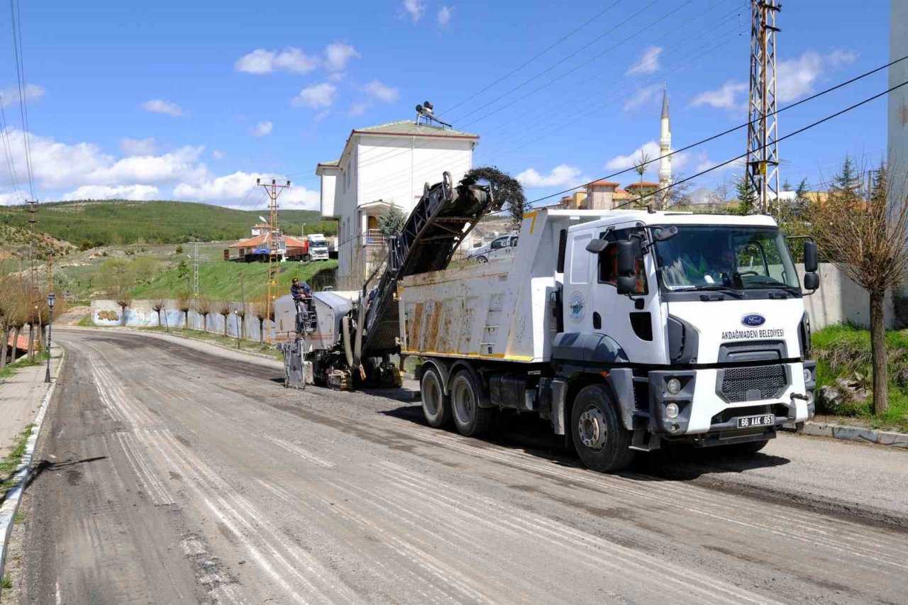 Akdağmadeni’nde yol yenileme çalışması sürüyor