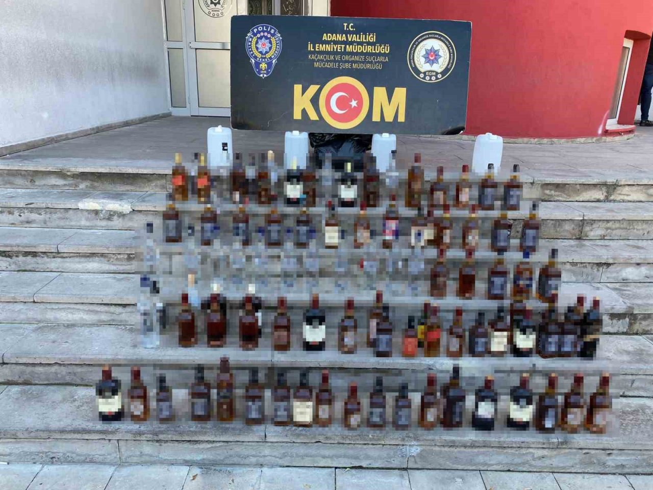 Banyo ve tuvalette üretilen 3 bin 390 litre sahte içki ele geçirildi