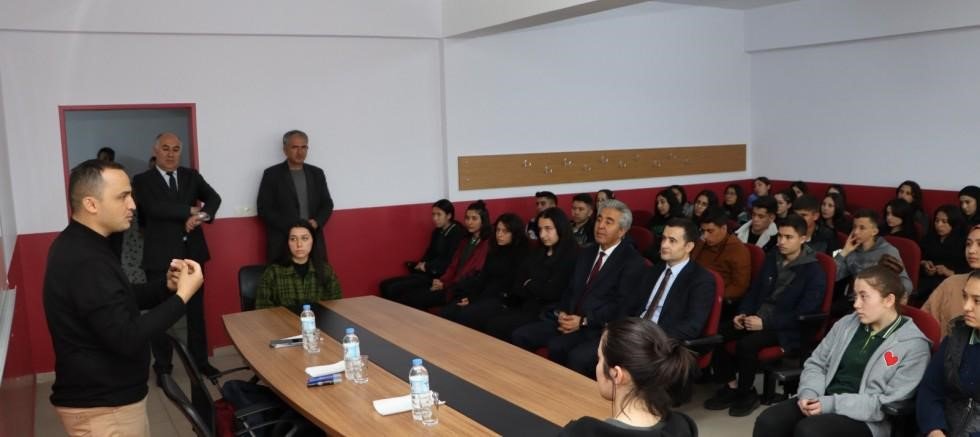 Emirdağ’da ‘Gençlik Okulu’ semineri yoğun ilgi gördü