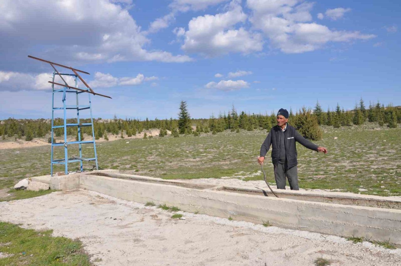 Köylülerin imece usulü aldığı güneş enerjisi paneli ve su motorunu çaldılar