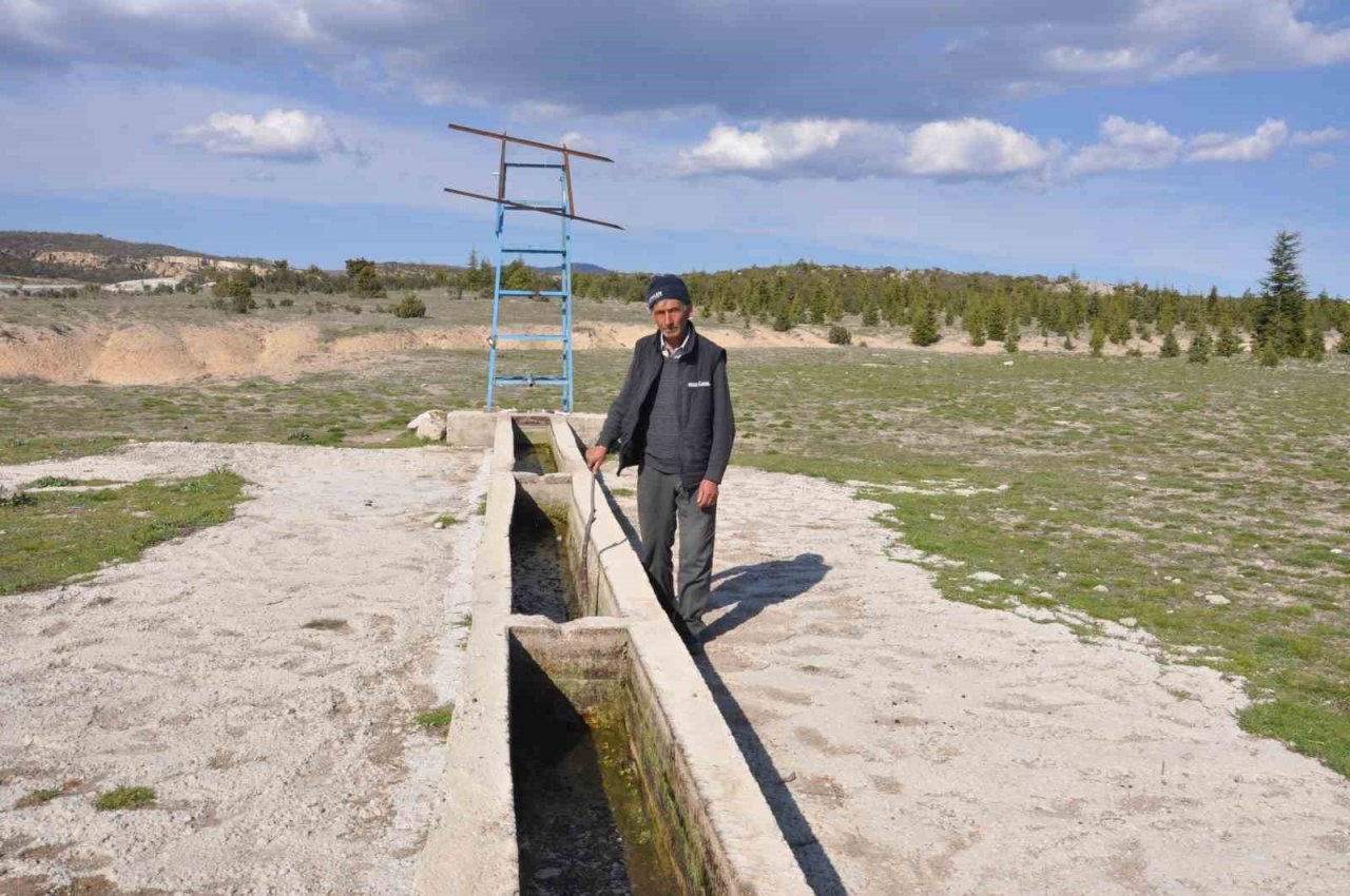 Köylülerin imece usulü aldığı güneş enerjisi paneli ve su motorunu çaldılar