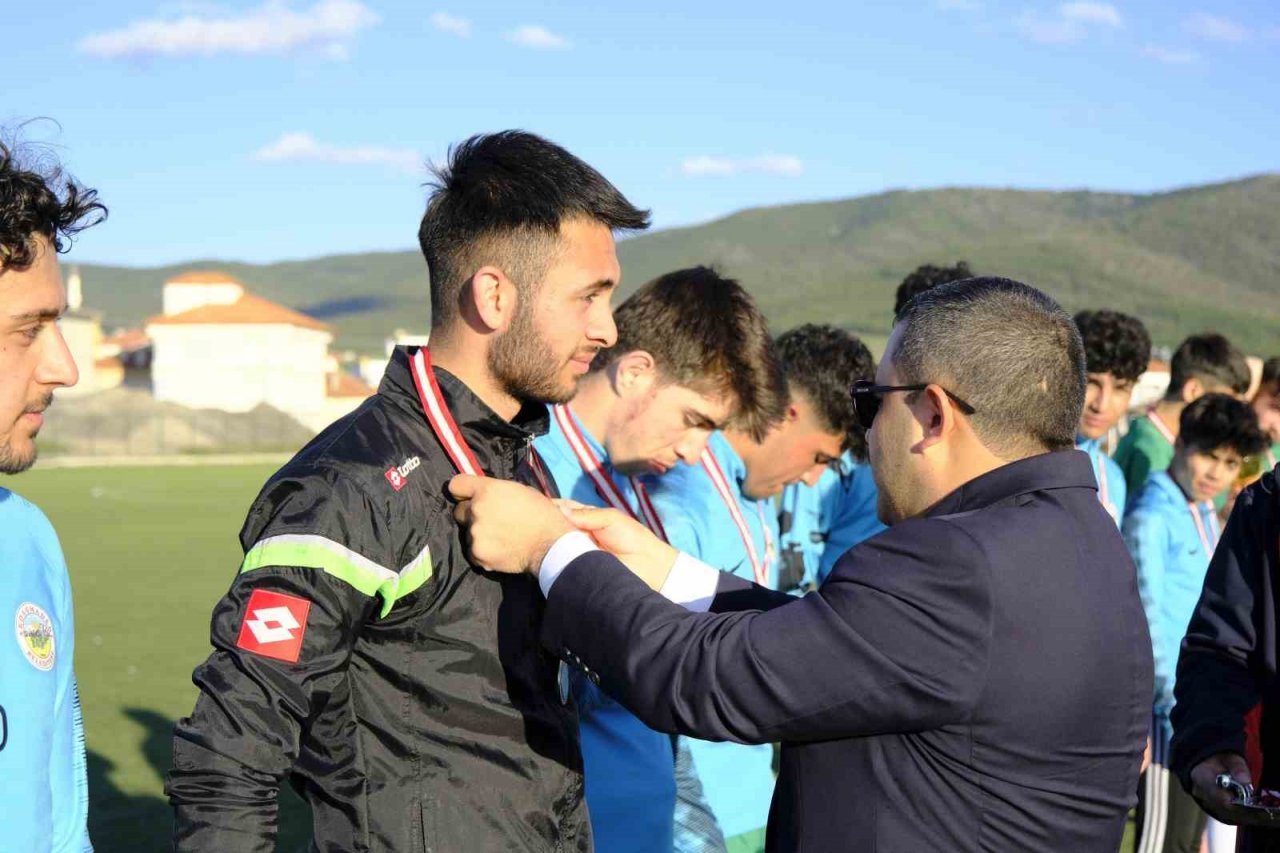 Akdağmadeni Belediye Başkanı Yalçın, şampiyon takımı tebrik etti