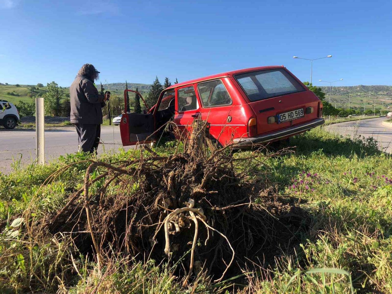 Kontrolden çıkan otomobil çarptığı ağacı kökünden söktü