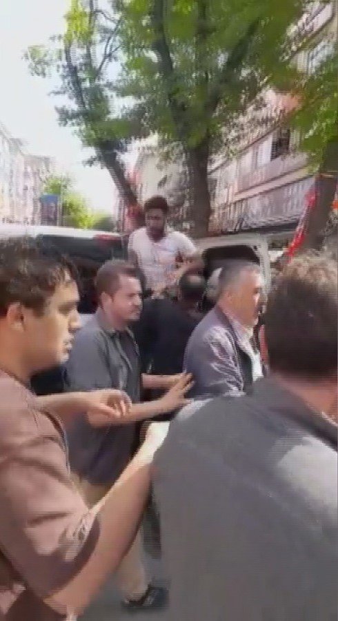 Bağımsız milletvekili adayının seçim çalışmaları sırasında gergin anlar yaşandı